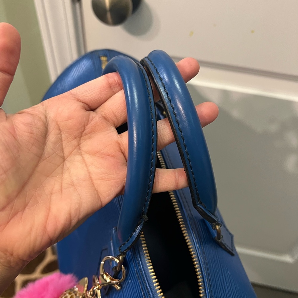 Louis Vuitton - Picture 5 of 10